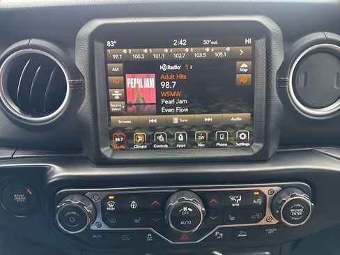 Used 2022 Jeep Wrangler Unlimited Sahara w/ Cold Weather Group image 17