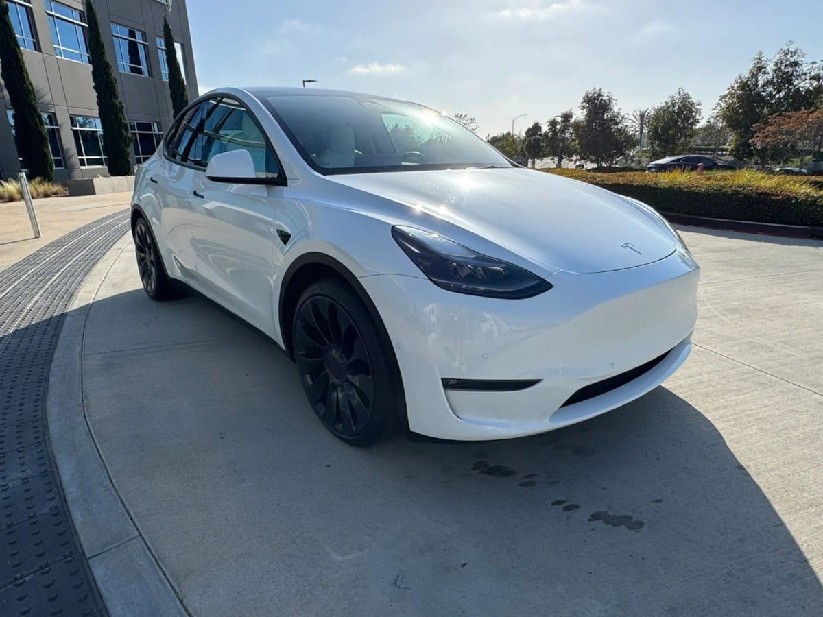 Used 2023 Tesla Model Y Performance AWD/4WD image 3