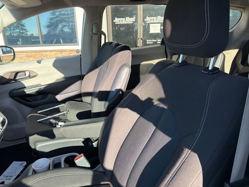 Used 2023 Chrysler Voyager LX image 3