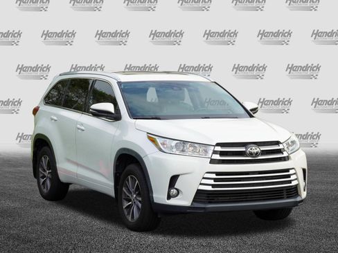 Used 2017 Toyota Highlander XLE AWD/4WD image 2