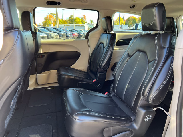 Used 2024 Chrysler Pacifica Touring-L FWD image 4