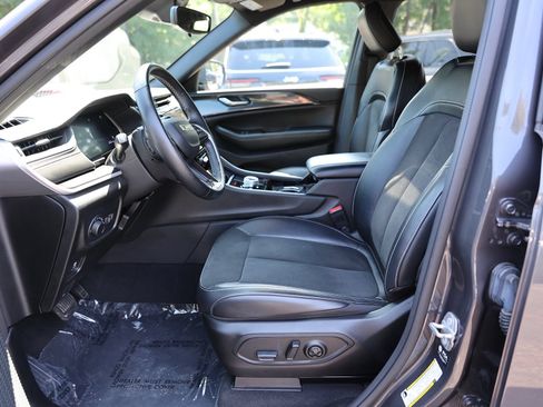 Used 2022 Jeep Grand Cherokee Altitude AWD/4WD image 17