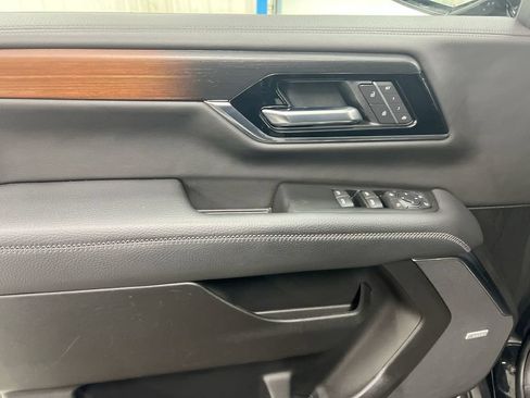 Used 2025 GMC Yukon XL Denali AWD/4WD image 21