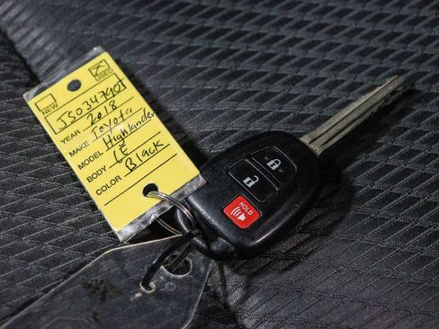 Used 2018 Toyota Highlander LE w/ Carpet Mat Package (TMS) FWD image 29