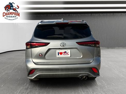 Used 2022 Toyota Highlander XSE FWD image 4