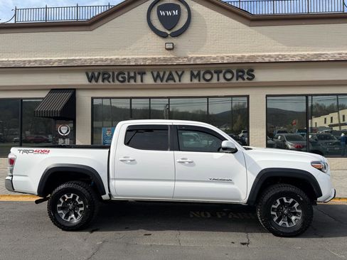 Used 2022 Toyota Tacoma TRD Off-Road image 2