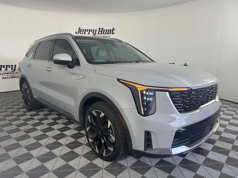 Used 2024 Kia Sorento EX w/ Panoramic Sunroof Package FWD image 5