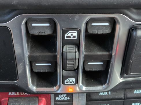 Used 2024 Jeep Gladiator Mojave w/ Technology Group AWD/4WD image 23