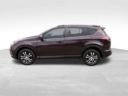 Used 2018 Toyota RAV4 LE FWD image 2