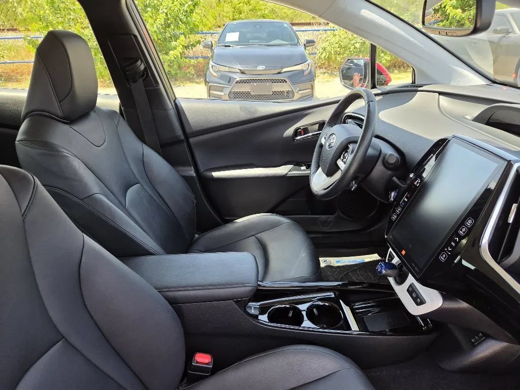 Used 2017 Toyota Prius Prime Advanced FWD image 24