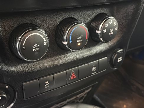 Used 2016 Jeep Wrangler Unlimited Rubicon w/ Connectivity Group AWD/4WD image 22