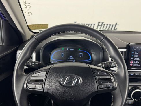 Used 2024 Hyundai Venue Limited image 22