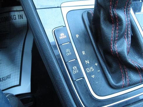 Used 2020 Volkswagen Golf 4-Door image 23