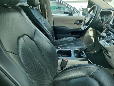 Used 2018 Chrysler Pacifica Limited FWD image 10