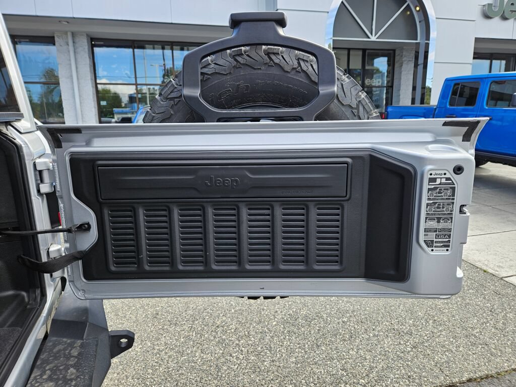 Used 2023 Jeep Wrangler Unlimited Sahara w/ Cold Weather Group AWD/4WD image 14