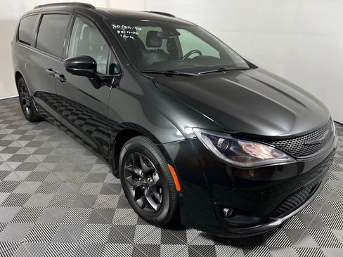 Used 2020 Chrysler Pacifica Touring-L Plus w/ Advanced Safetytec Group FWD image 3