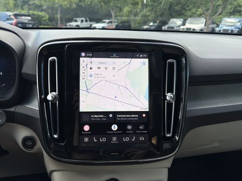 Certified 2025 Volvo XC40 B5 Plus AWD/4WD image 24