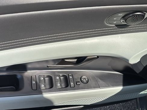 Used 2025 Hyundai Elantra Limited FWD image 14