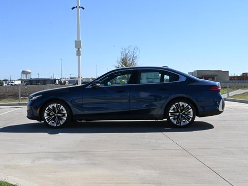 New 2026 BMW 530i xDrive w/ Convenience Package AWD/4WD image 5