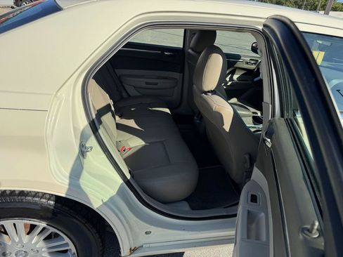 Used 2009 Chrysler 300 LX RWD image 10