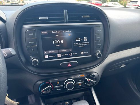 Used 2025 Kia Soul LX w/ LX Technology Package FWD image 16