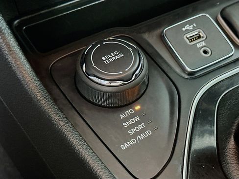 Used 2023 Jeep Cherokee Altitude Lux image 26