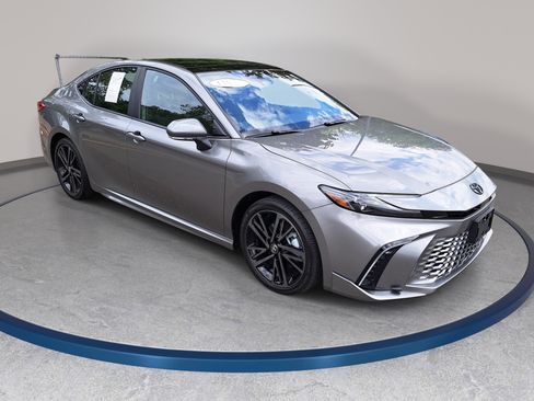 Used 2025 Toyota Camry XSE FWD image 3