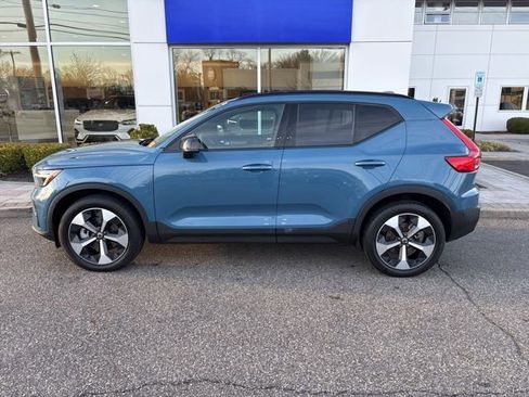 Used 2025 Volvo XC40 B5 Plus AWD/4WD image 2
