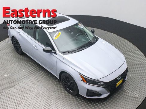 Used 2023 Nissan Altima 2.5 SR w/ SR Premium Package image 3