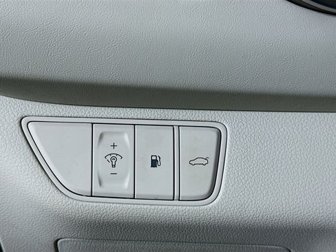 Used 2025 Genesis G70 2.5T image 17