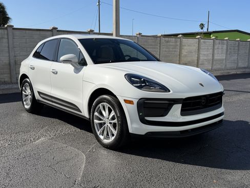 Certified 2022 Porsche Macan image 8