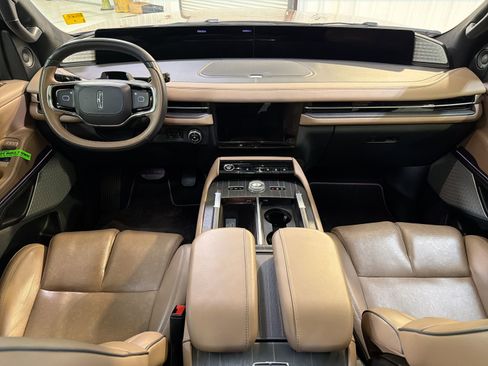 Used 2025 Lincoln Navigator Black Label image 23