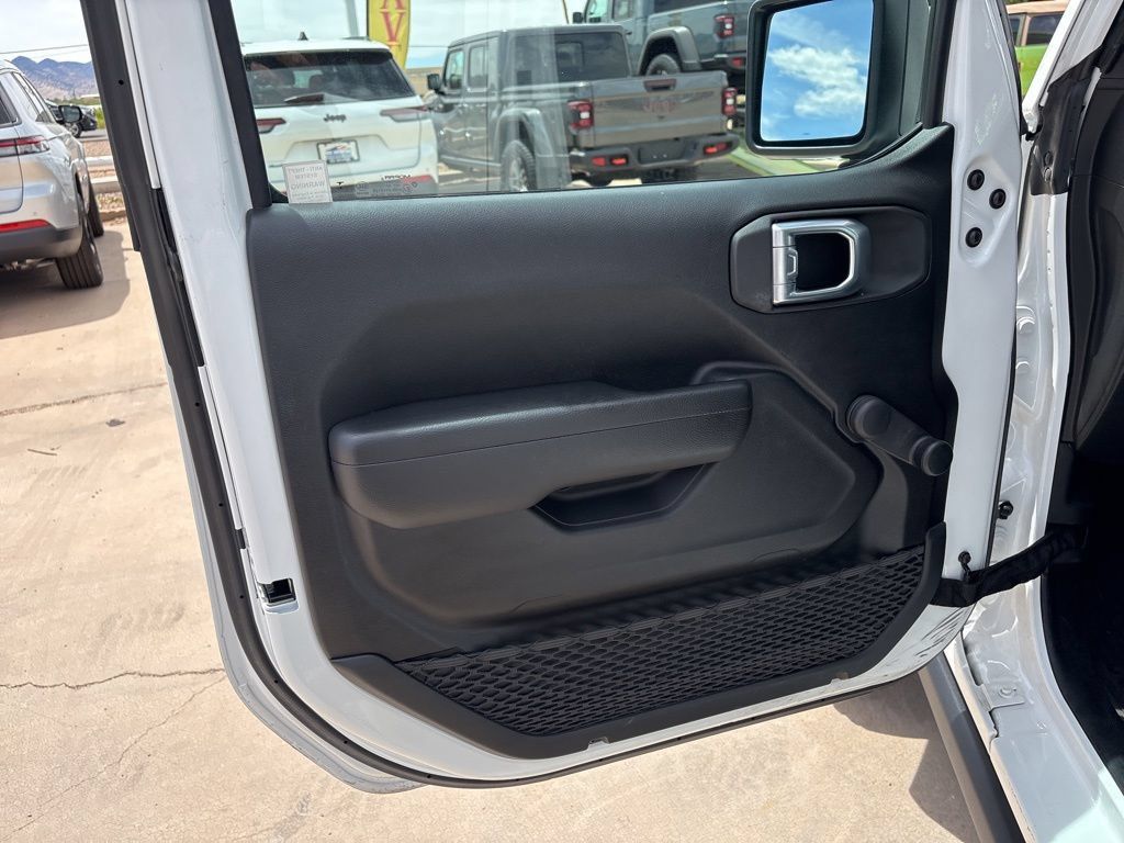 Used 2022 Jeep Gladiator Sport AWD/4WD image 13