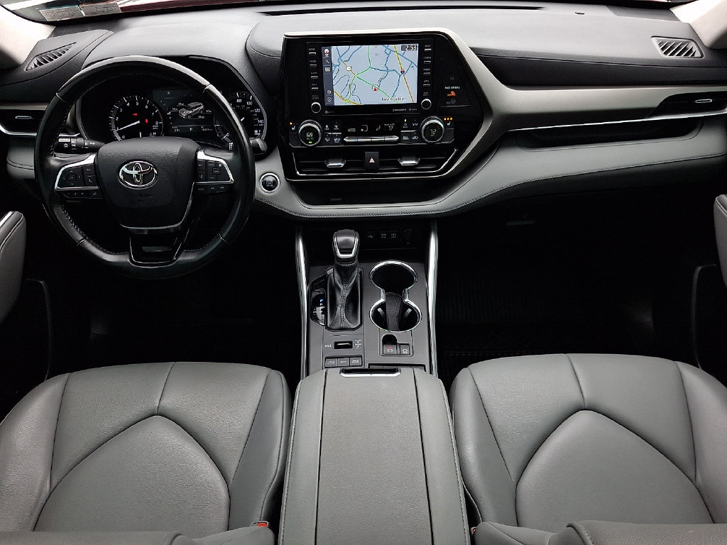 Used 2021 Toyota Highlander XLE AWD/4WD image 13