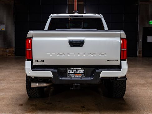 Used 2024 Toyota Tacoma TRD Sport w/ TRD Sport Upgrade Package image 8