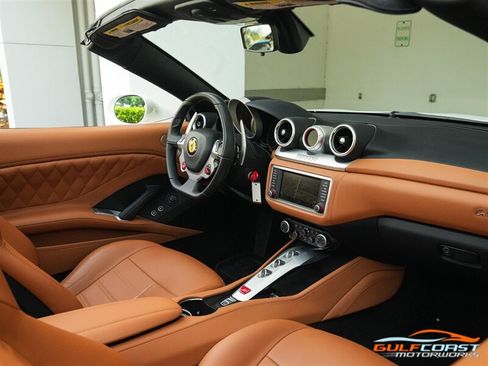 Used 2017 Ferrari California T RWD image 32