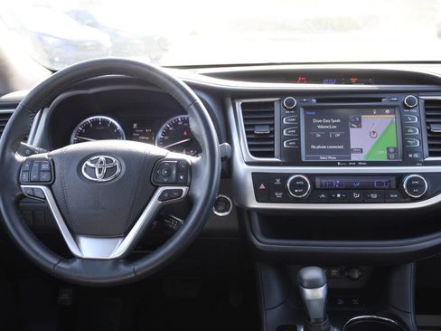 Used 2018 Toyota Highlander SE image 25