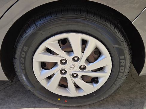 Used 2020 Hyundai Elantra SE FWD image 10