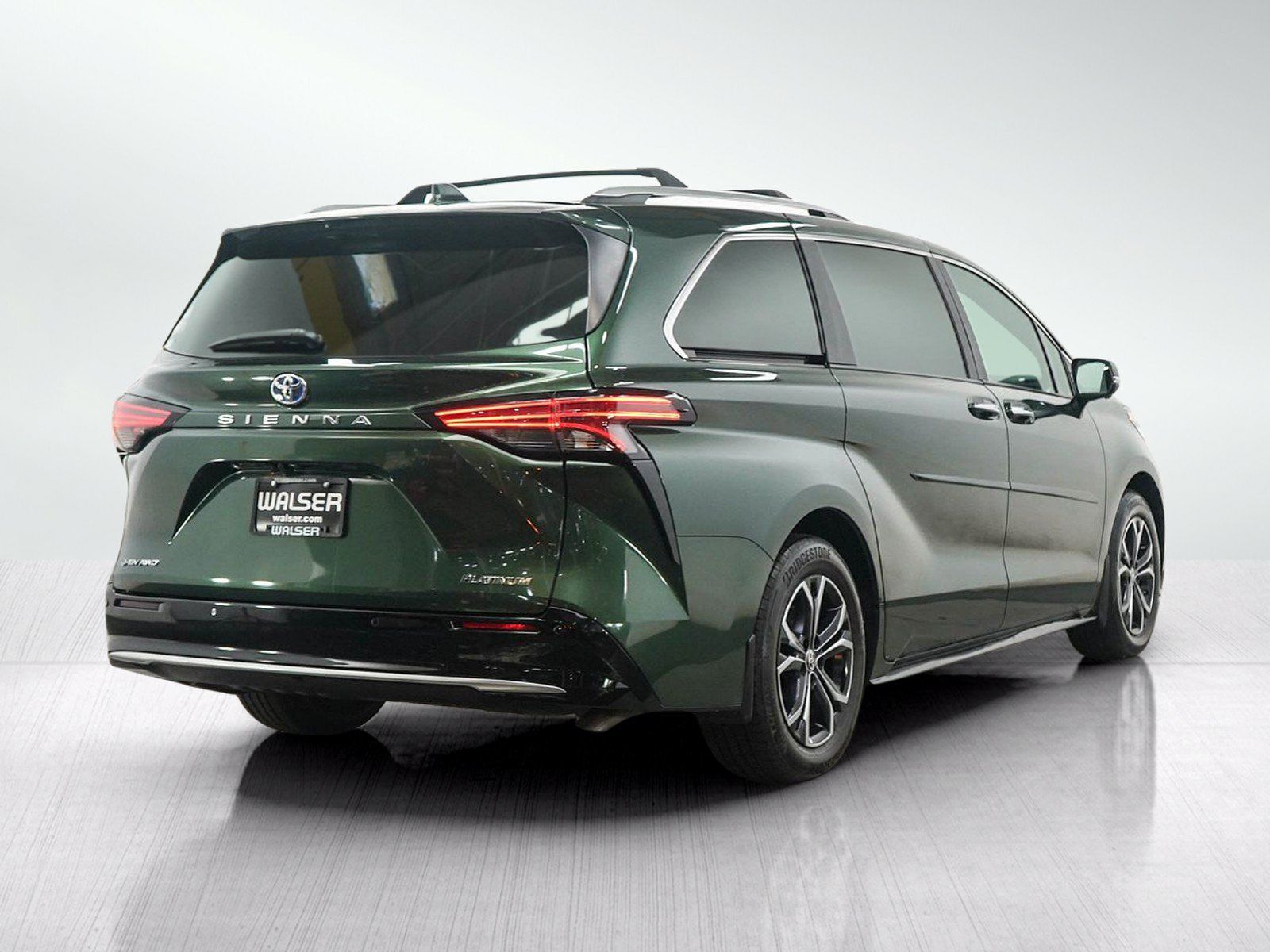 Used 2025 Toyota Sienna Platinum AWD/4WD image 5
