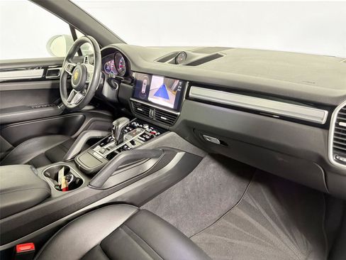 Certified 2023 Porsche Cayenne Platinum Edition AWD/4WD image 29