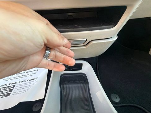 Used 2024 Chrysler Pacifica Touring-L FWD image 47