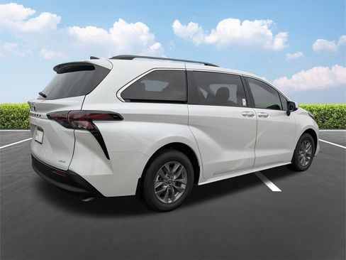 New 2026 Toyota Sienna XLE FWD image 4
