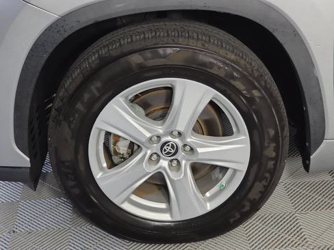 Used 2023 Toyota Highlander L FWD image 10
