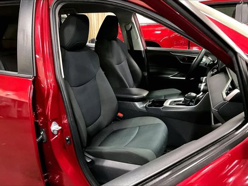 Used 2021 Toyota RAV4 LE image 9