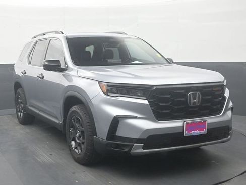 Used 2024 Honda Pilot TrailSport image 2