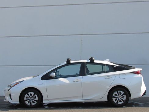 Certified 2018 Toyota Prius Four w/ Advanced Technology Package FWD image 4
