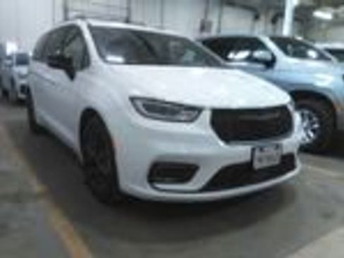 Used 2025 Chrysler Pacifica Limited image 15