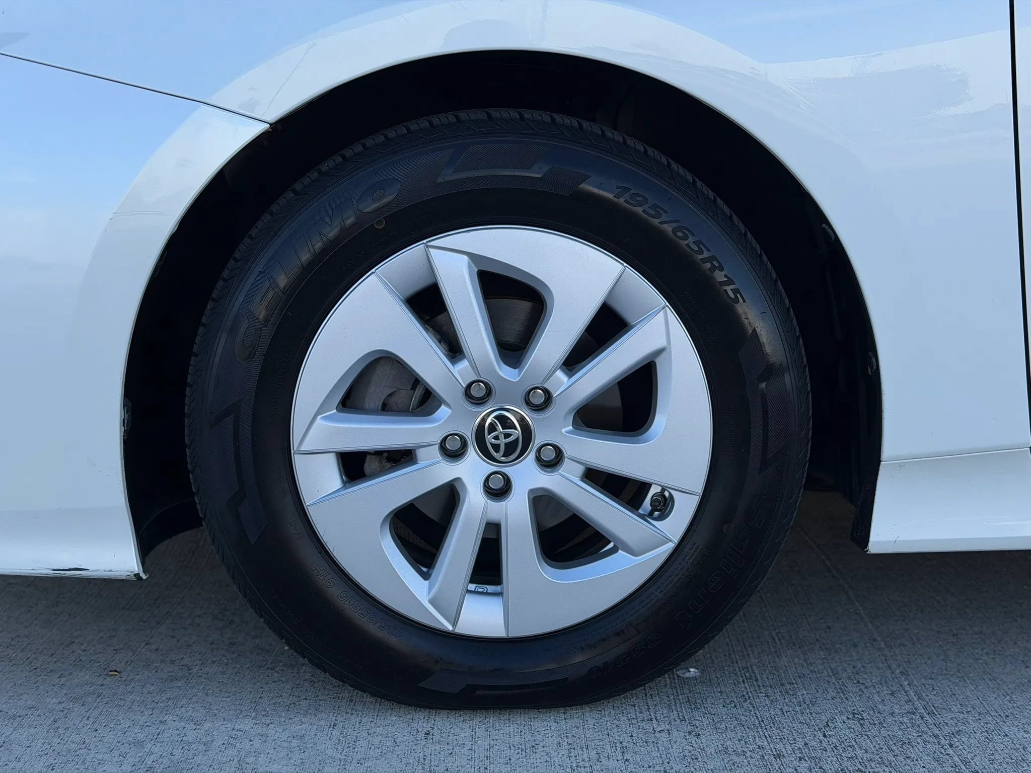 Used 2016 Toyota Prius Two w/ Preferred Accessory Package FWD image 26