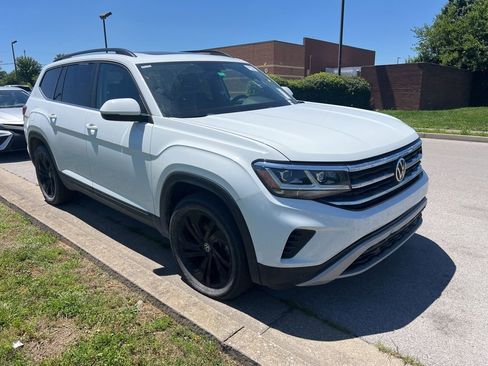 Used 2023 Volkswagen Atlas SE w/ Panoramic Sunroof Package FWD image 2