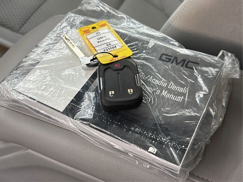 Used 2022 GMC Acadia SLE image 40